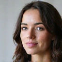 Giovane professionista concentrato e energico